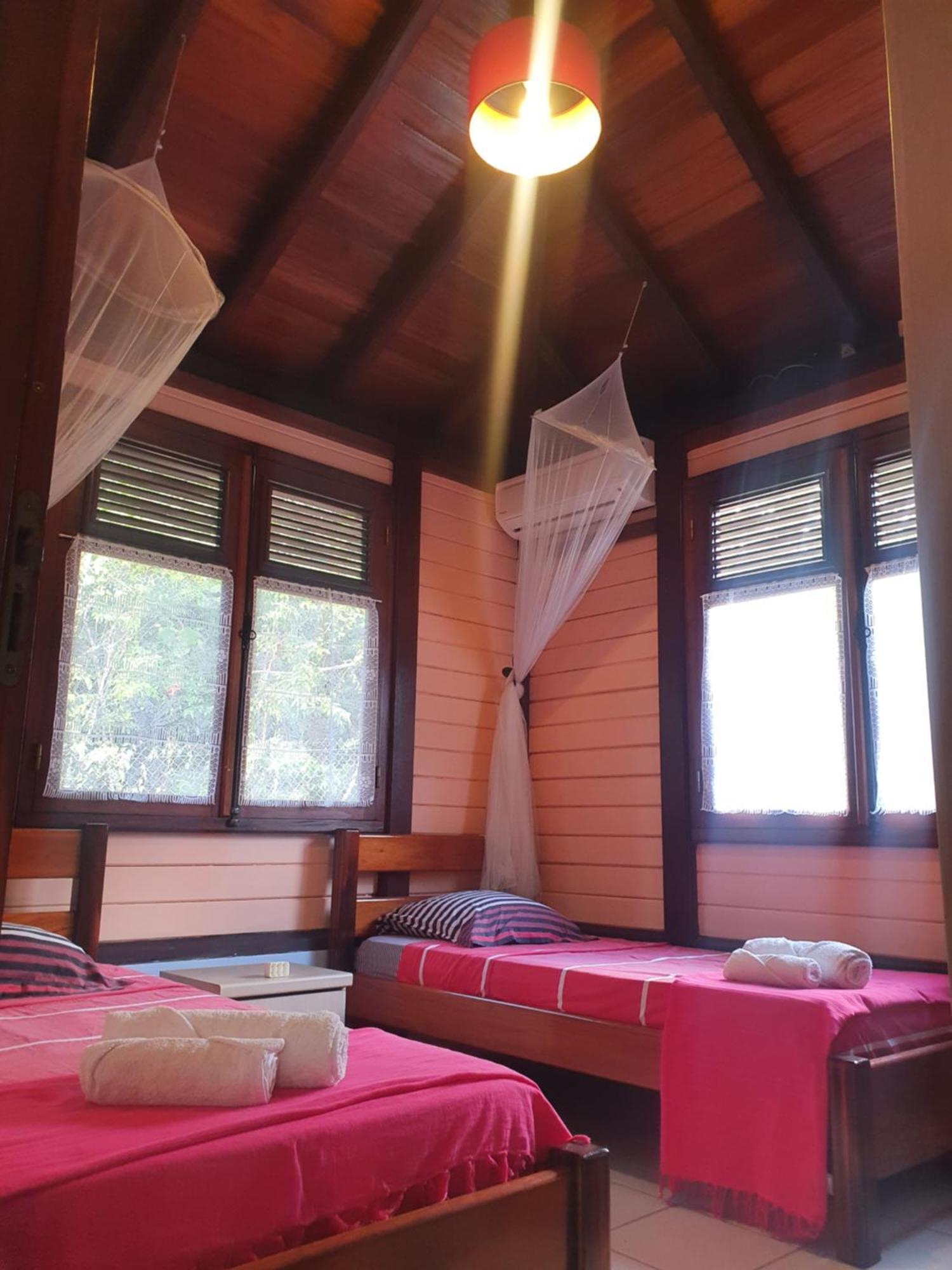 Cottage La Pointe Marine Десе Екстериор снимка